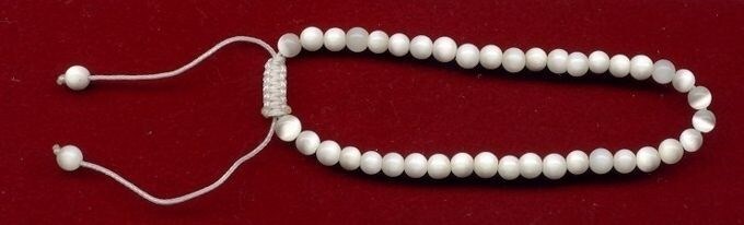 1 VINTAGE WHITE CATS EYE GLASS ROUND BEADED ADJUSTABLE BRACELET 600
