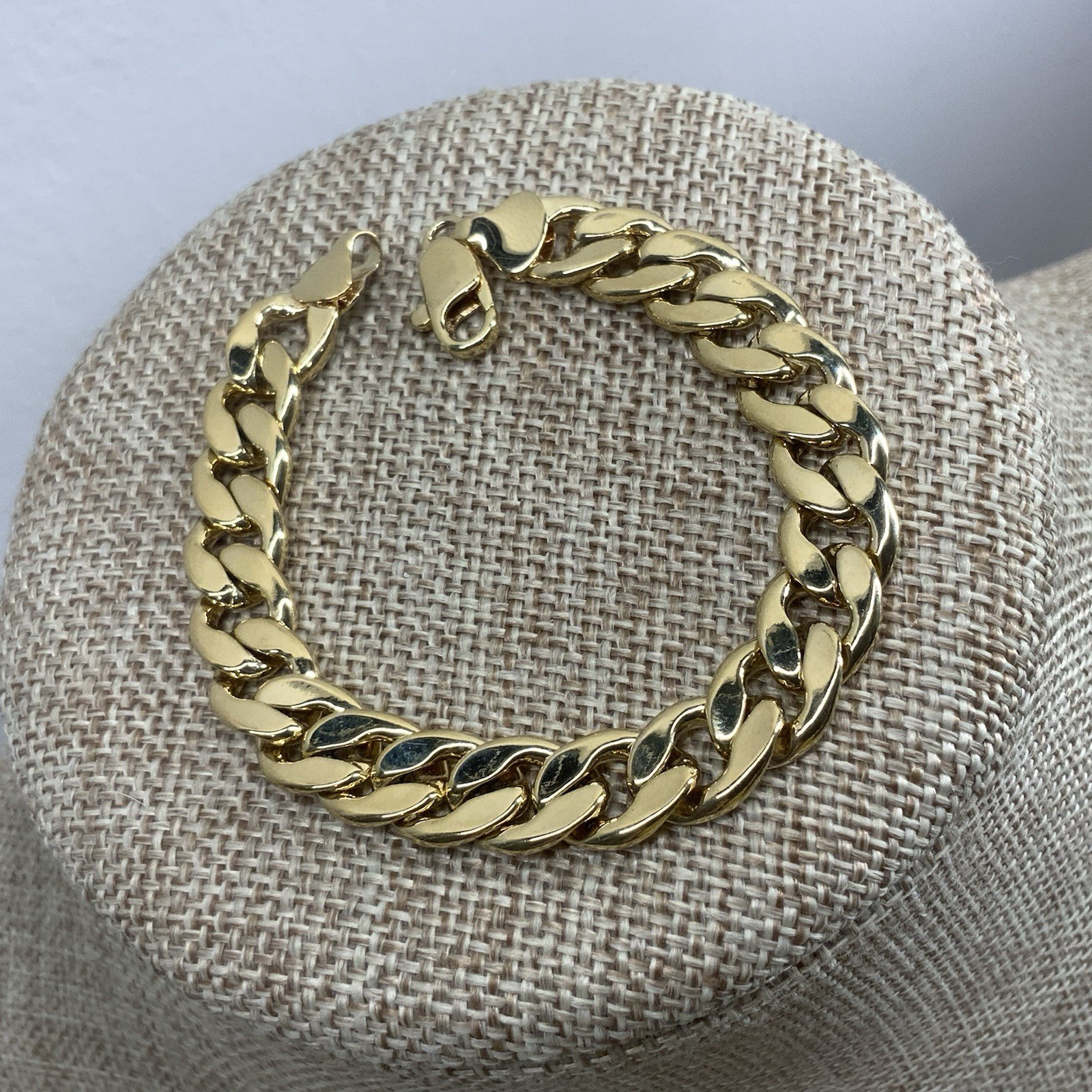 Marked Gold Shield curb chain bracelet Cuban link classic 7 inch