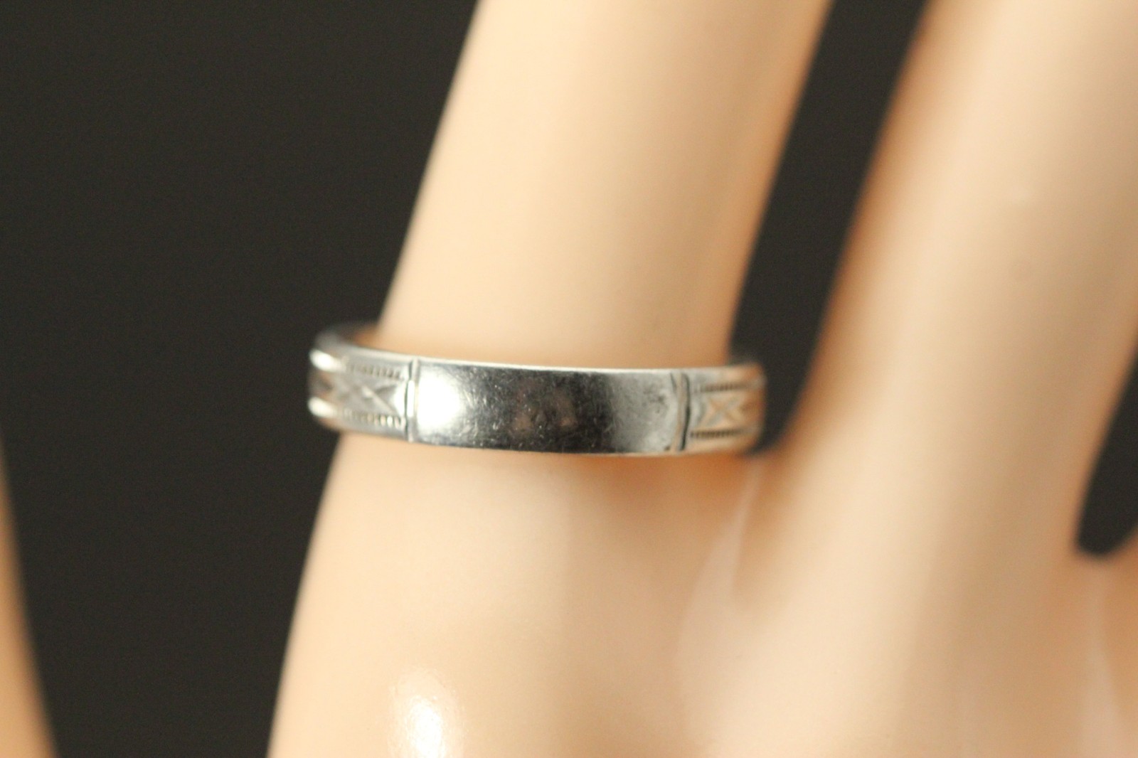 925 Sterling Silver Diamond Cut Size 7 Ring 2.9 Grams (RIN9636)