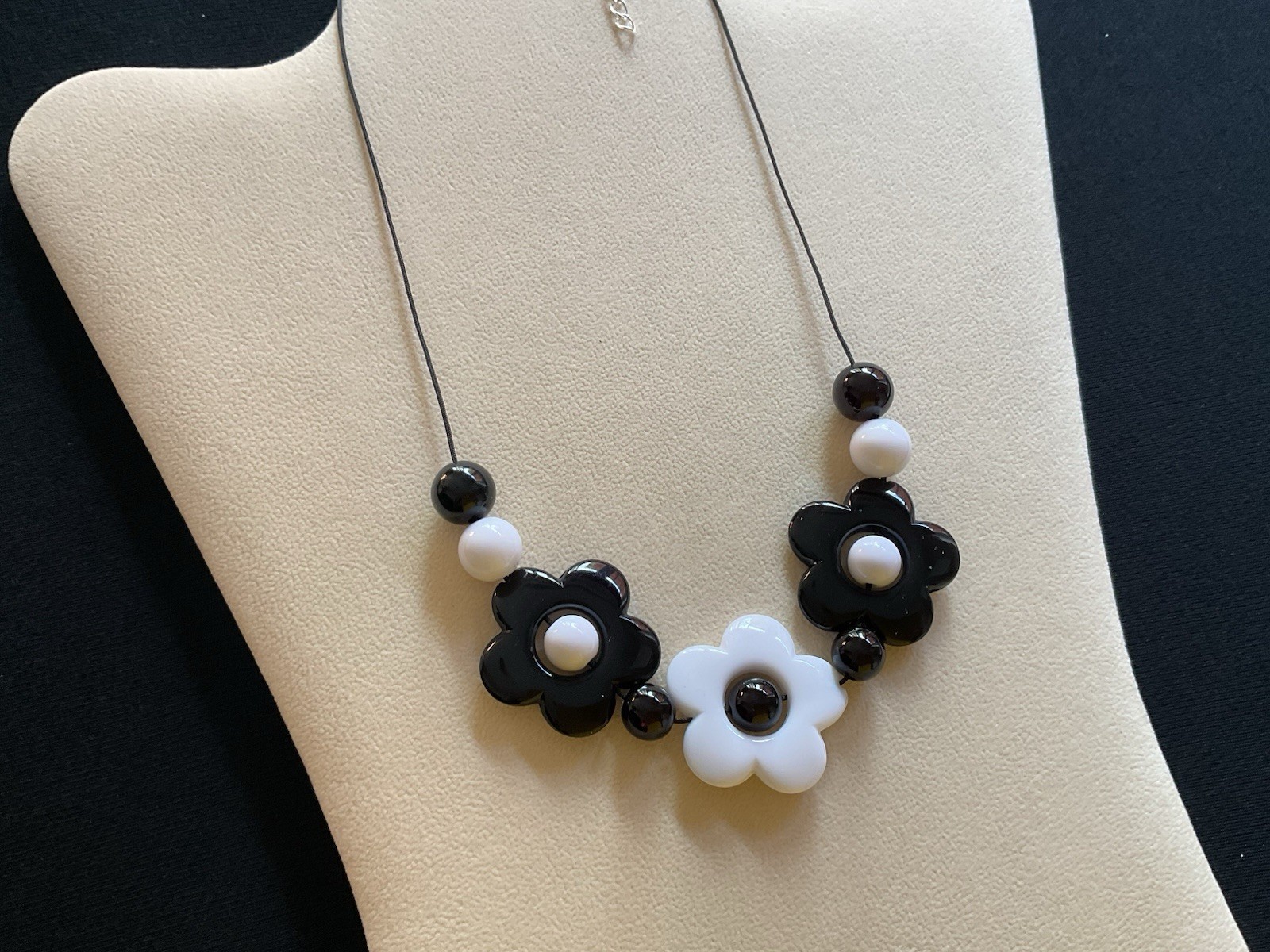 Black And White Flowers Beads 60’s Style Adjustable Necklace