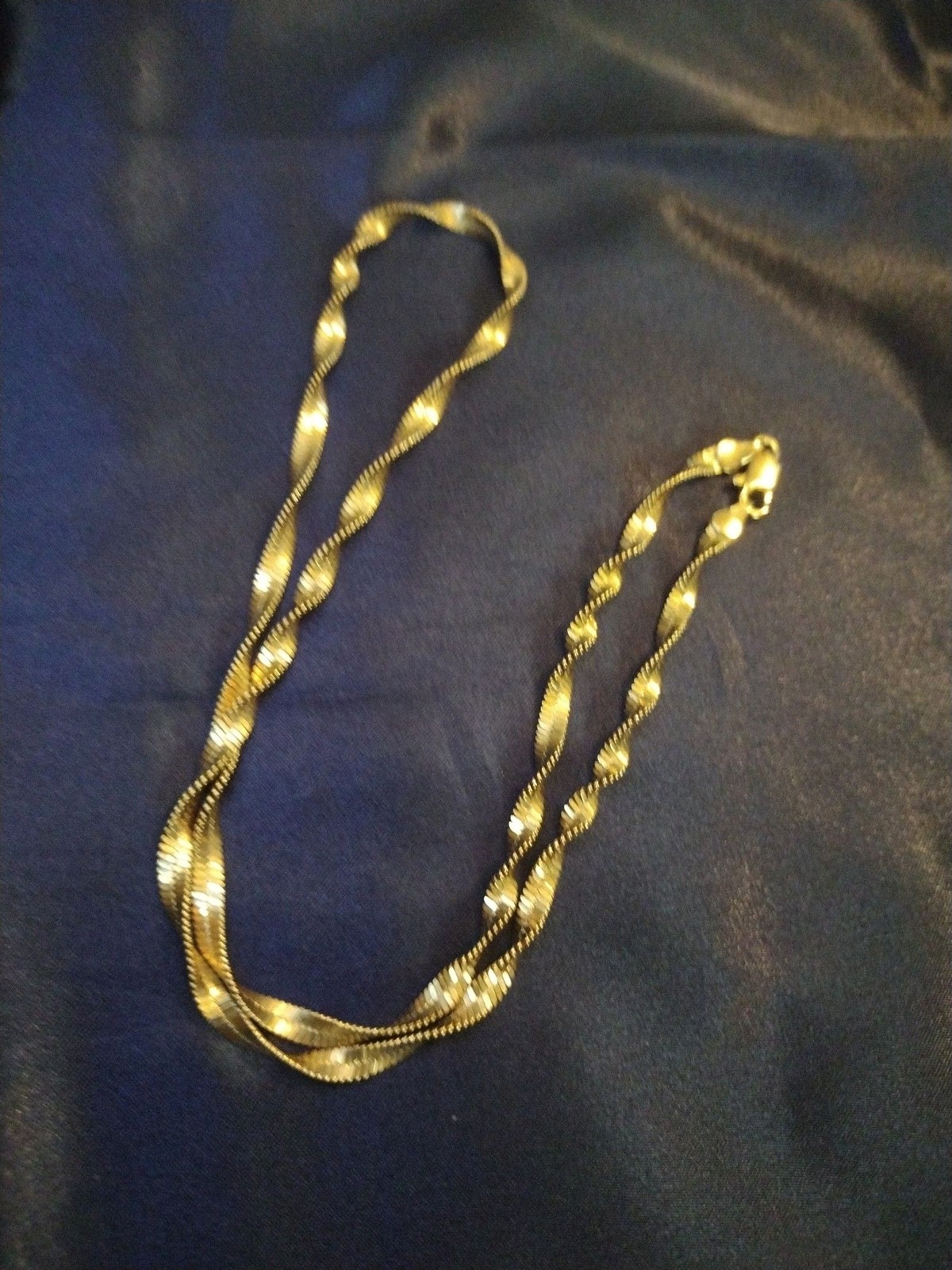 Vintage twisted herringbone gold tone necklace