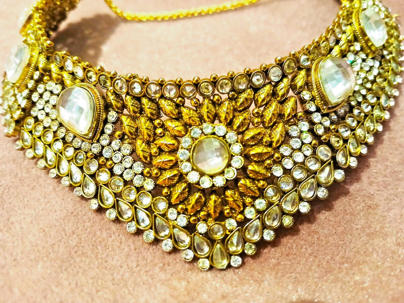 YELLOW METAL COLLAR TYPE NECKLACE