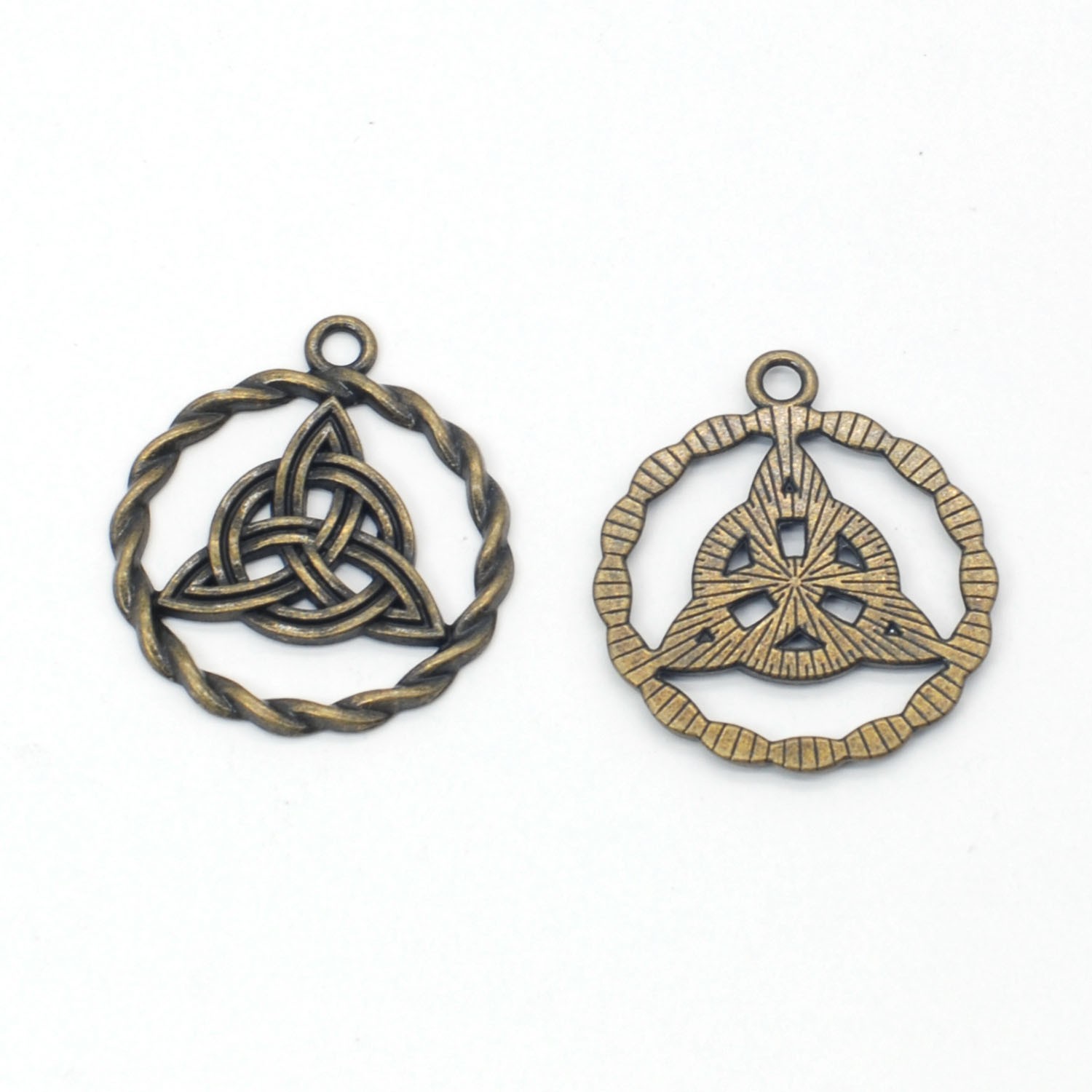 10PCS Antique BronzeTone Metal Triangle Celtic Knot In Circle Charm GGB71