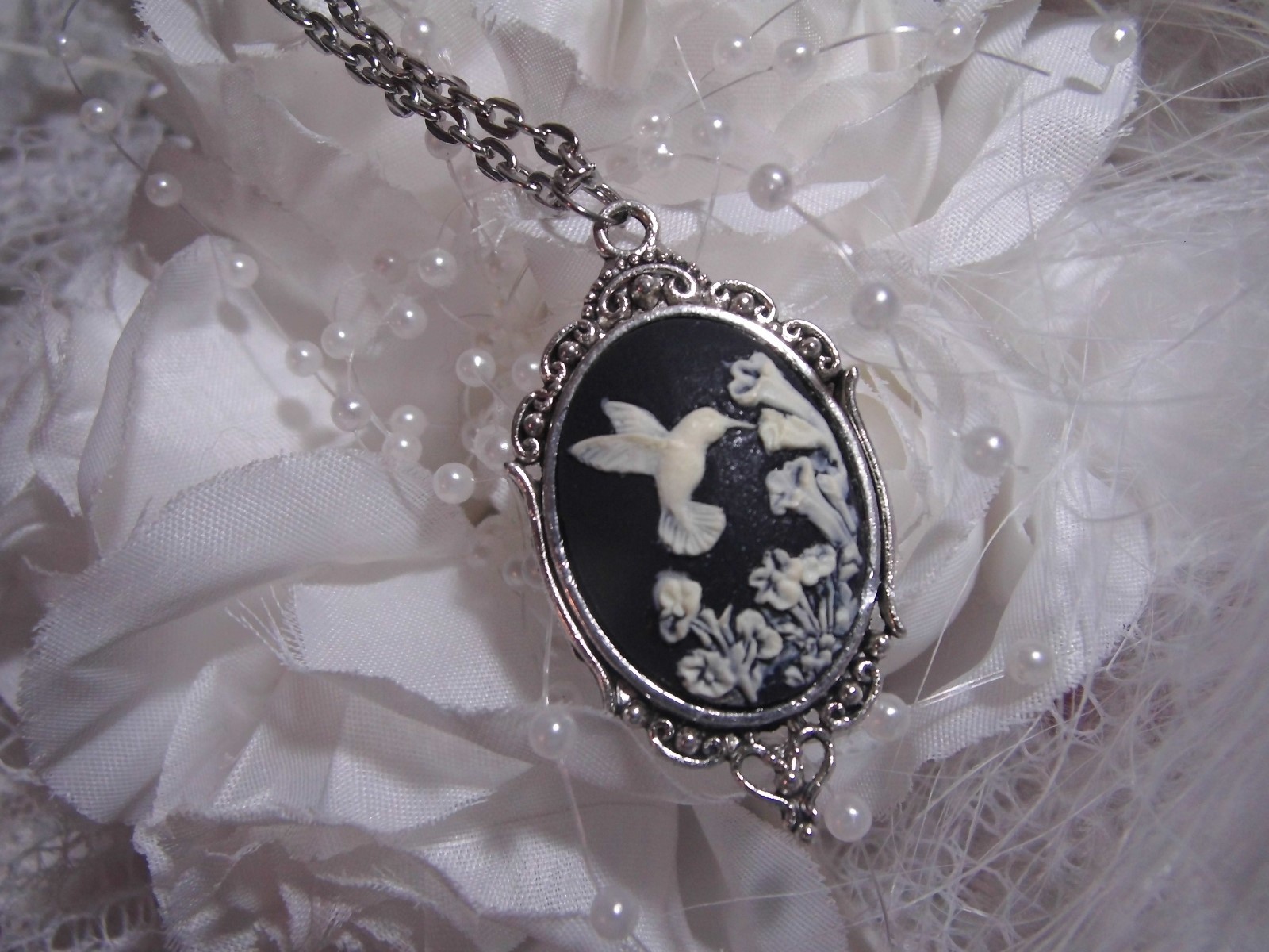 BLACK ANTIQUE WHITE HUMMINGBIRD MORNING GLORY SILVER NECKLACE CAMEO BIRD ch