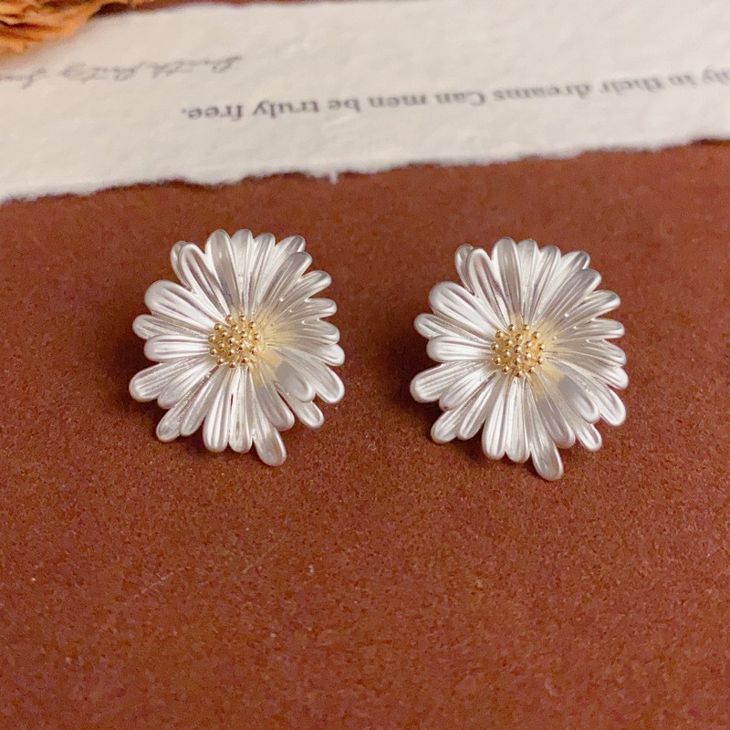 Summer Daisy Stud Earrings Metal Flower Simple Design Jewelry Women