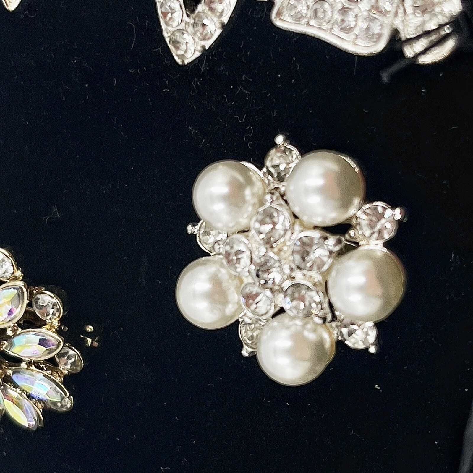NEW JON RICHARD DEBENHAMS COLLECTION SET OF 3 LOVELY BROOCHES IN ORIGINAL BOX