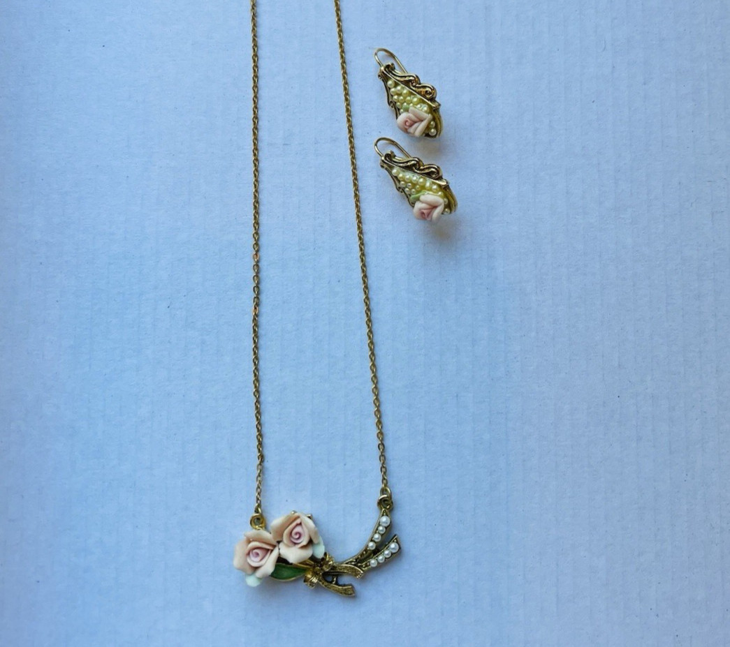 1928 Jewelry 16″ Gold-tone /Porcelain Rose/Simulated Pearl Necklace w/Earrings