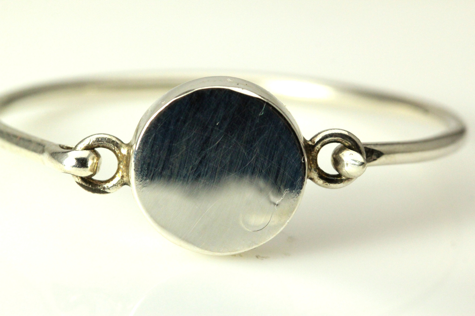 Engravable sterling silver bangle, faint engraving visible 13.6 grams (BR3724)