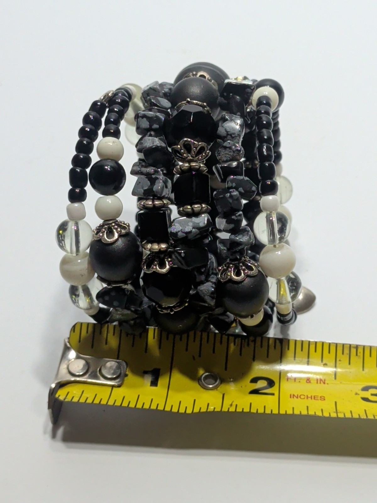 ✨Fashion✨Hand Crafted BLACK and WHITE Memory Wire Wrap BRACELET Glass BEAD Beach