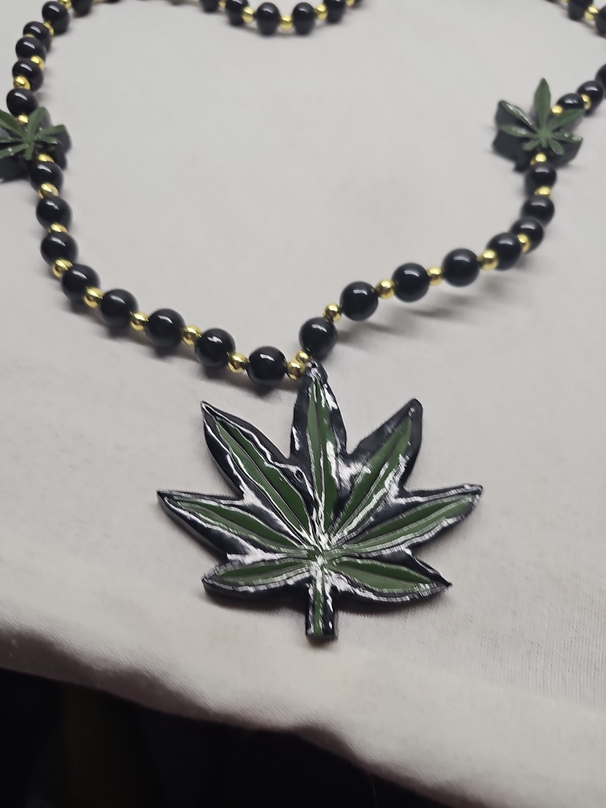 MARIJUANA LEAF BEAD NECKLACE☆C.M. INC. 2000☆USED IN EXCELLENT CONDITION