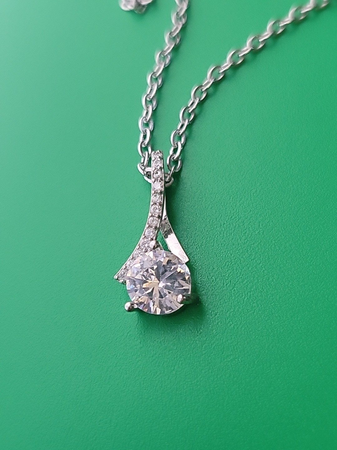 Beautiful Silver Tone Chain Necklace W/pendant