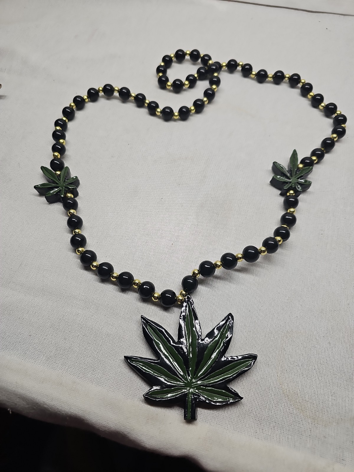 MARIJUANA LEAF BEAD NECKLACE☆C.M. INC. 2000☆USED IN EXCELLENT CONDITION