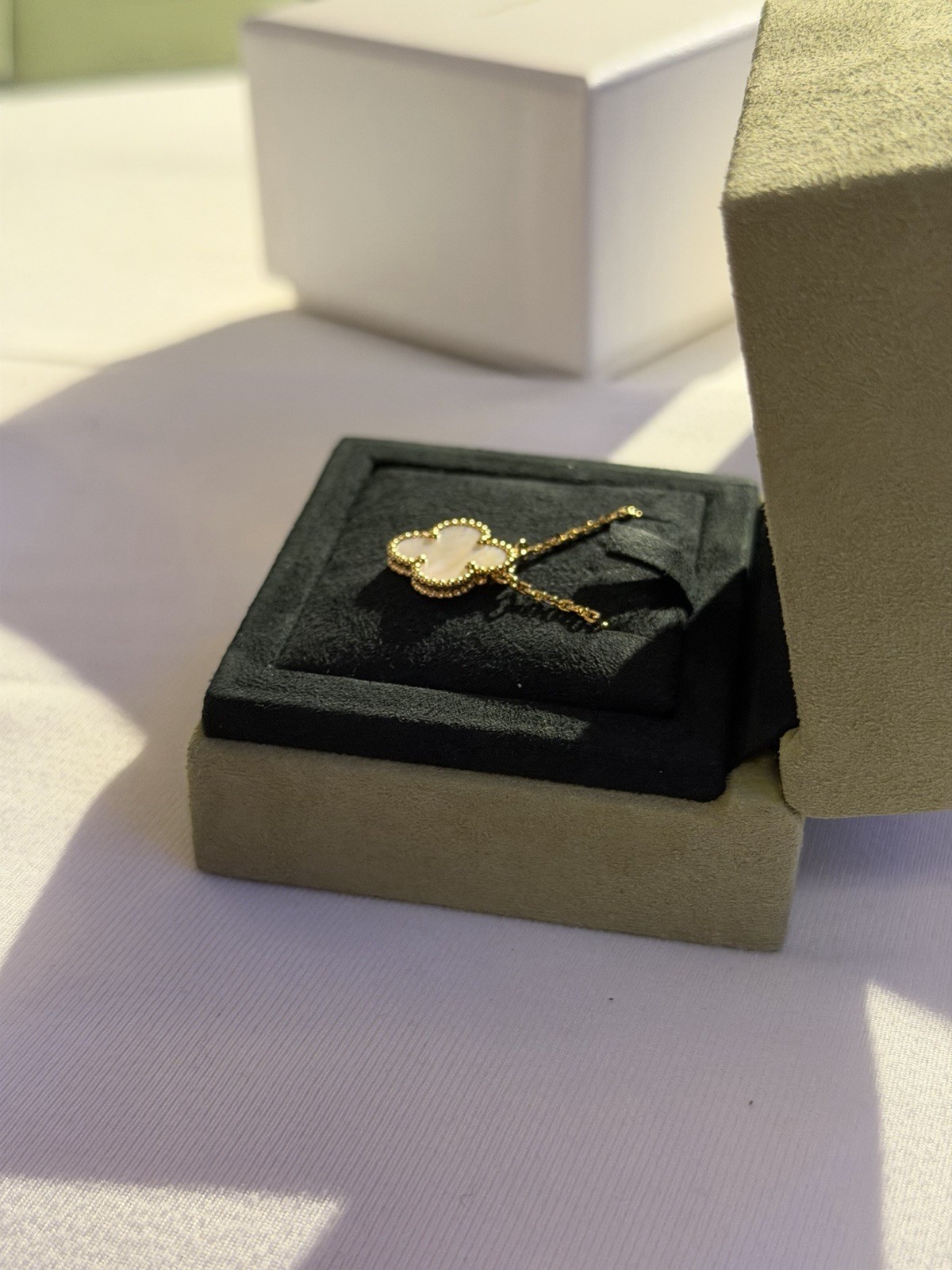 New Van Cleef Yellow Gold Plated Mother of Pearl Clover Pendant Charm Necklace