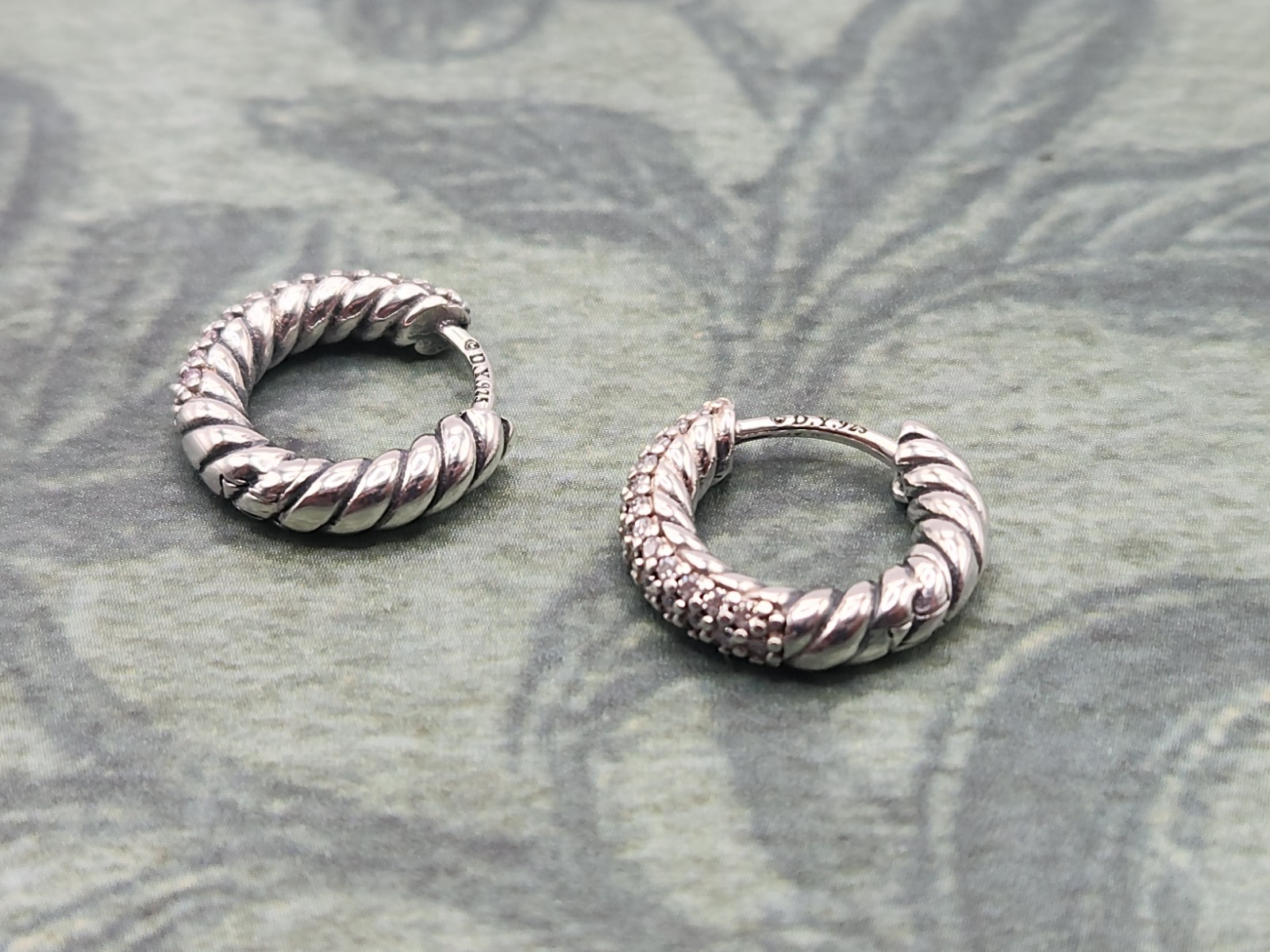 David Yurman 925 Sterling Silver Pavé 7mm Huggie Hoop petite Earrings