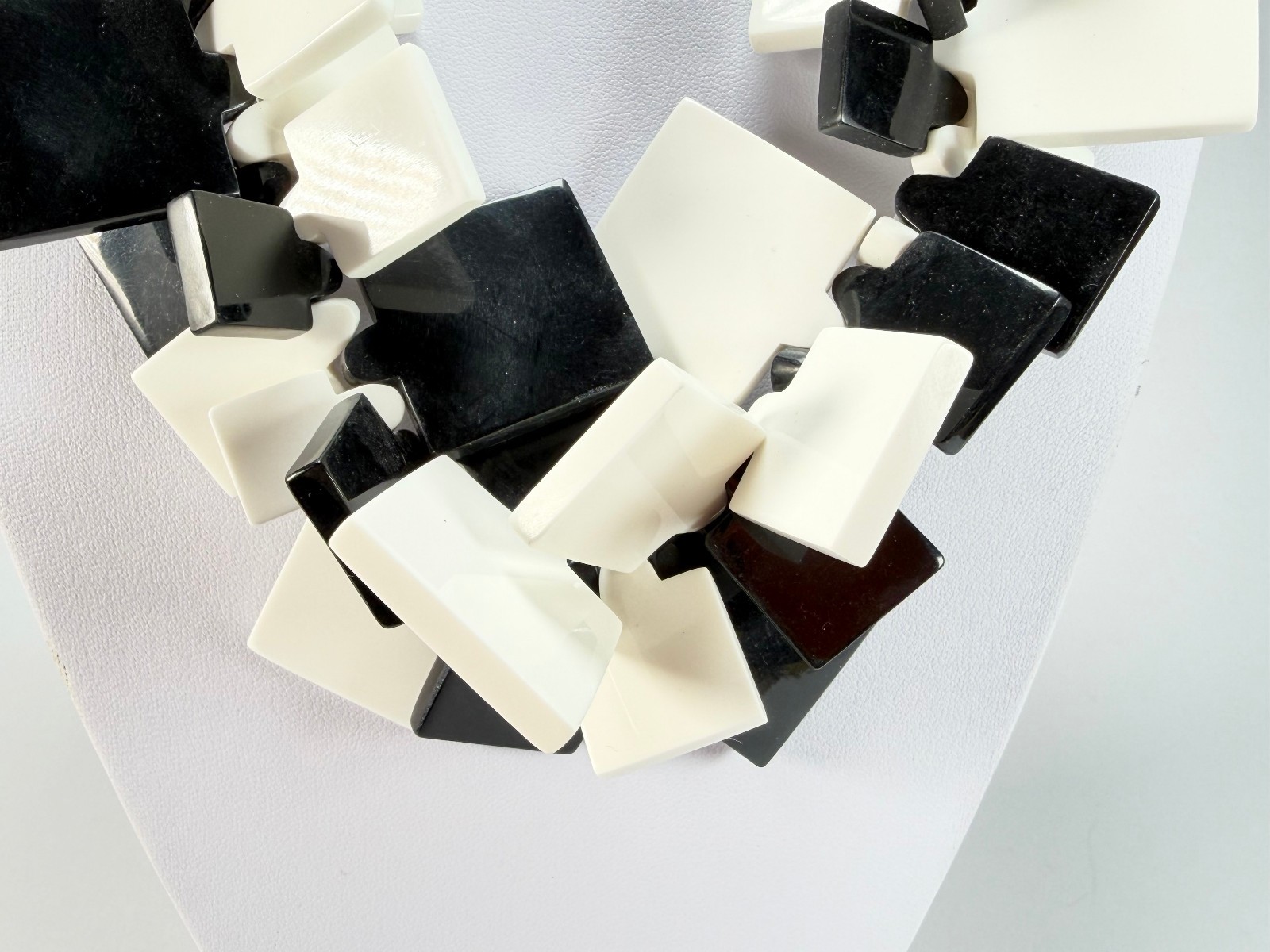 Marion Godart – Monochrome “Draps Tombés” Black & White Resin Necklace