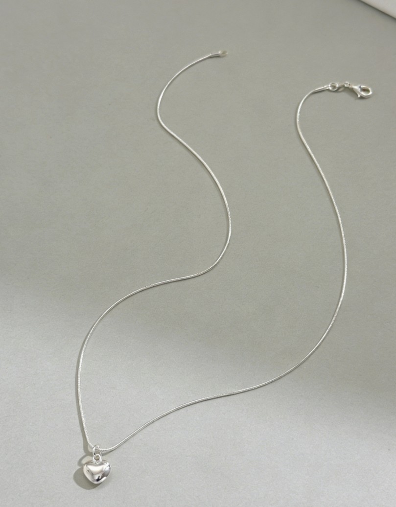 Elegant Silver Plated 3D Heart Pendant Circular Snake Chain Alloy Necklace