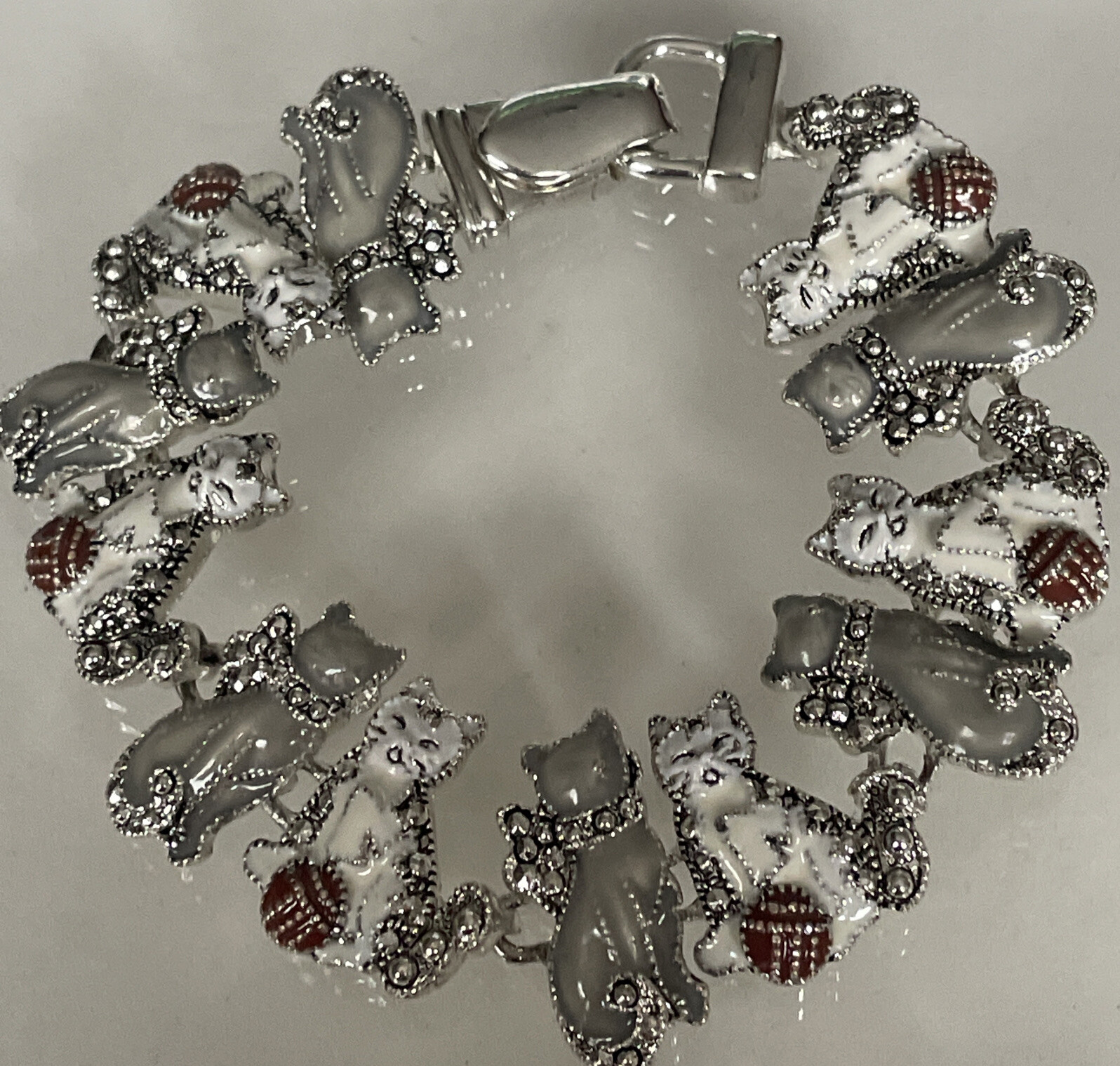 SilverTone Gray & White Enamel Cat Kitten Charms Magnet Clasp 7.5″ Bracelet U26w