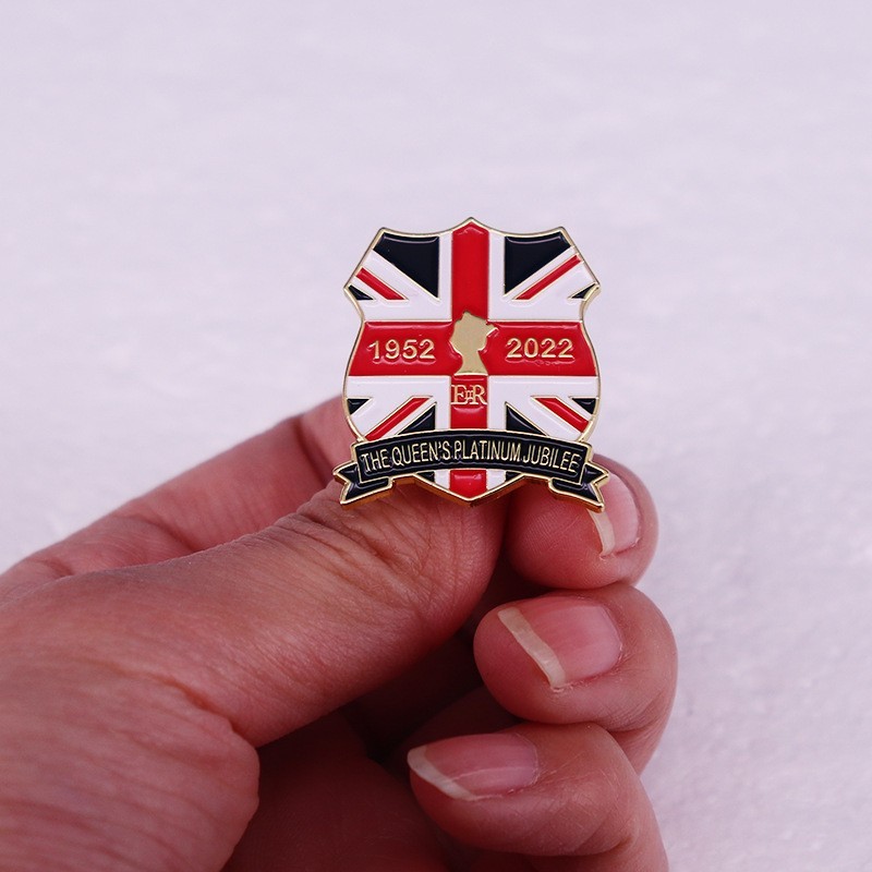 3pcs Queen Elizabeth II Platinum Jubilee commemorative UK flag shield BROOCH PIN