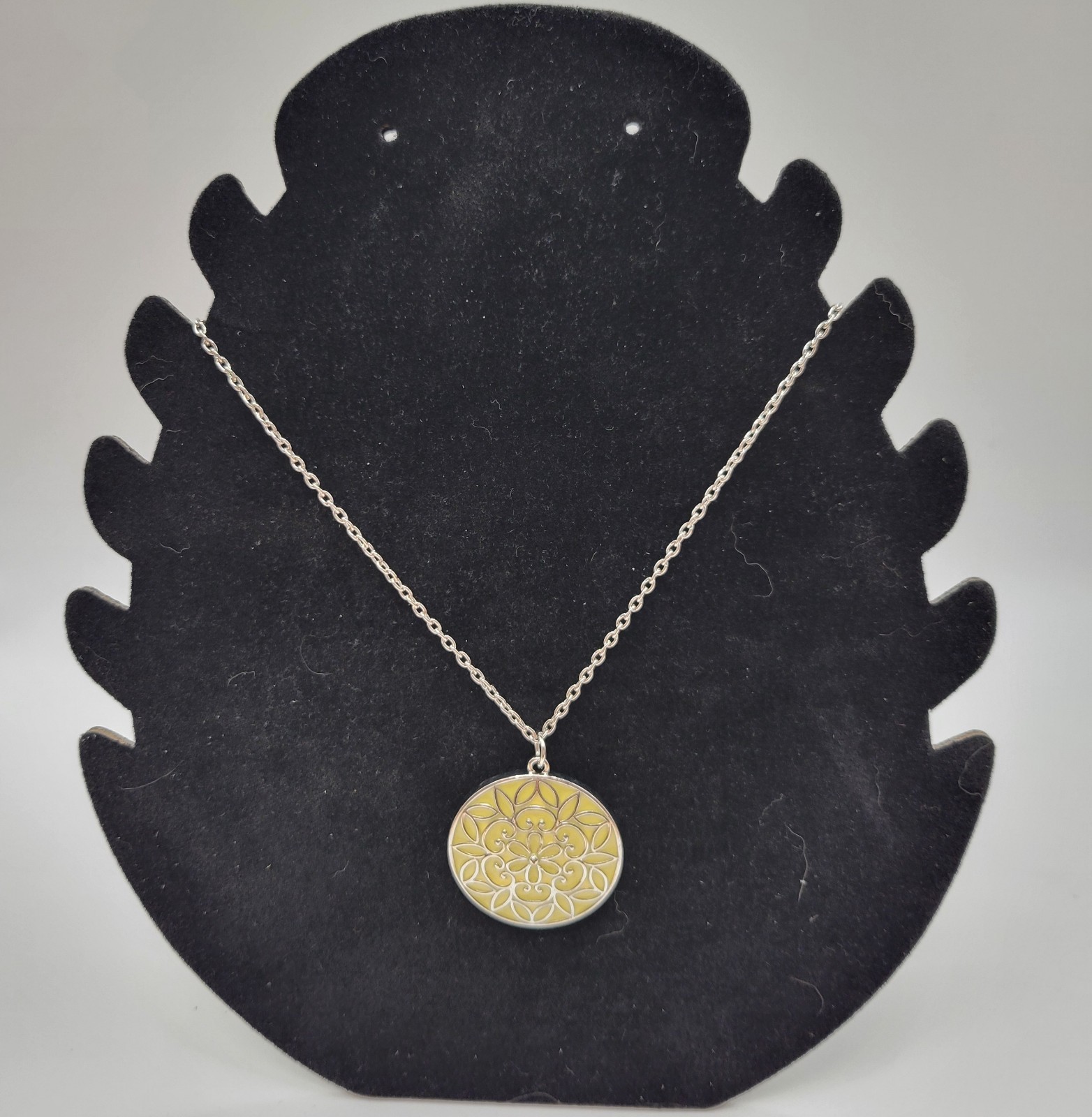 10in chain with yellow pendant necklace
