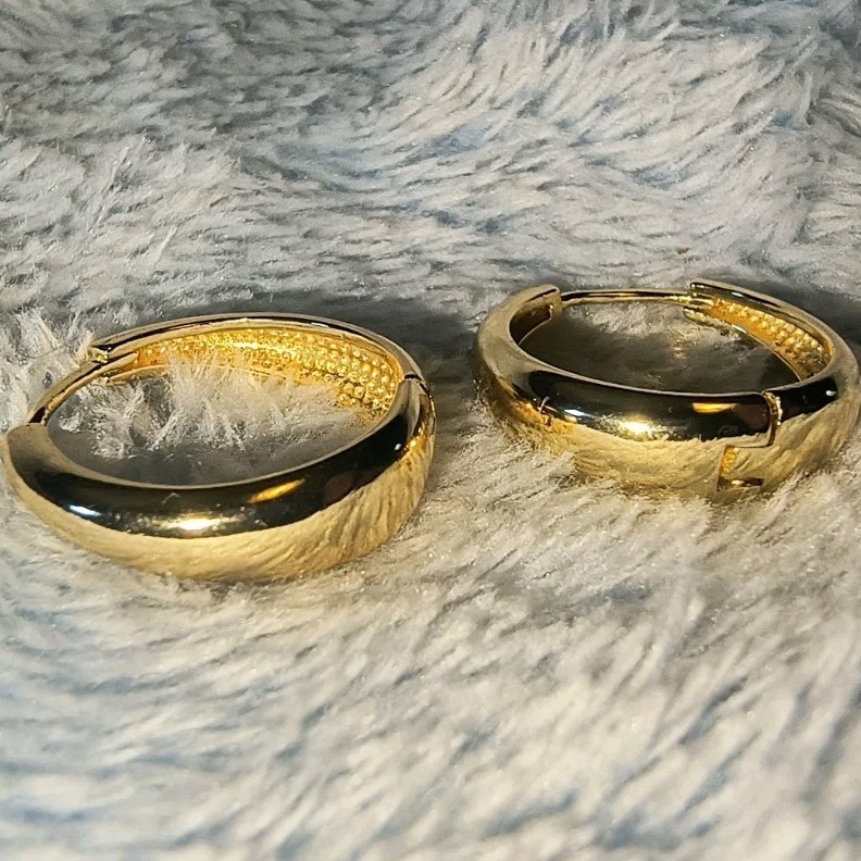 Gold Tone Hinged Huggie Hoop Earrings Round Metal No Stone Pair