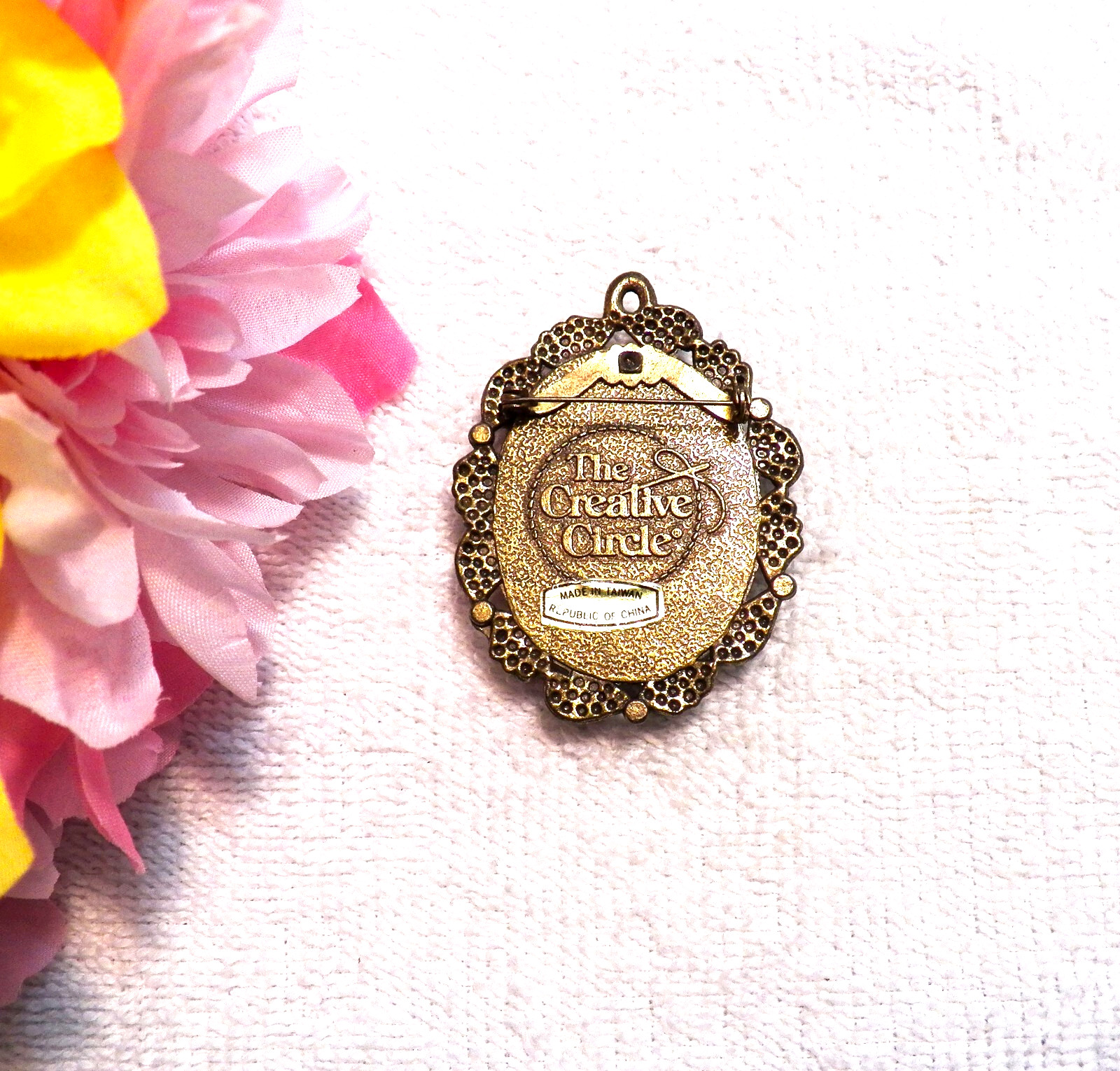 CLASSIC PIN BROOCH CAMEO LETTER R CLOTH RACHEL ROSE THE CREATIVE CIRCLE CH10