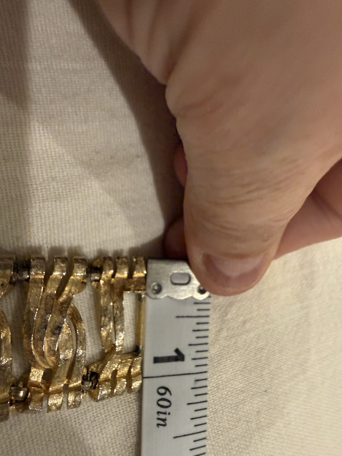VintagGold Tone Textured Chain Link Bracelet Metal Fold-Over Clasp 8 in No Stone