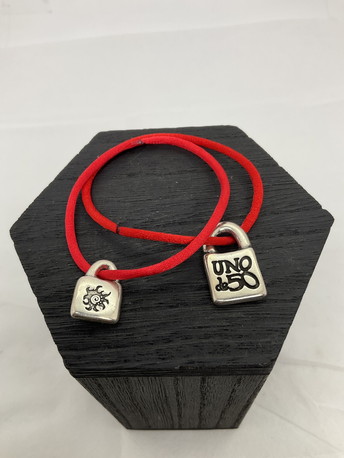 Uno de 50 Silver Plated Red Cord Padlock Sun Logo Elastic Rings Lot of 2