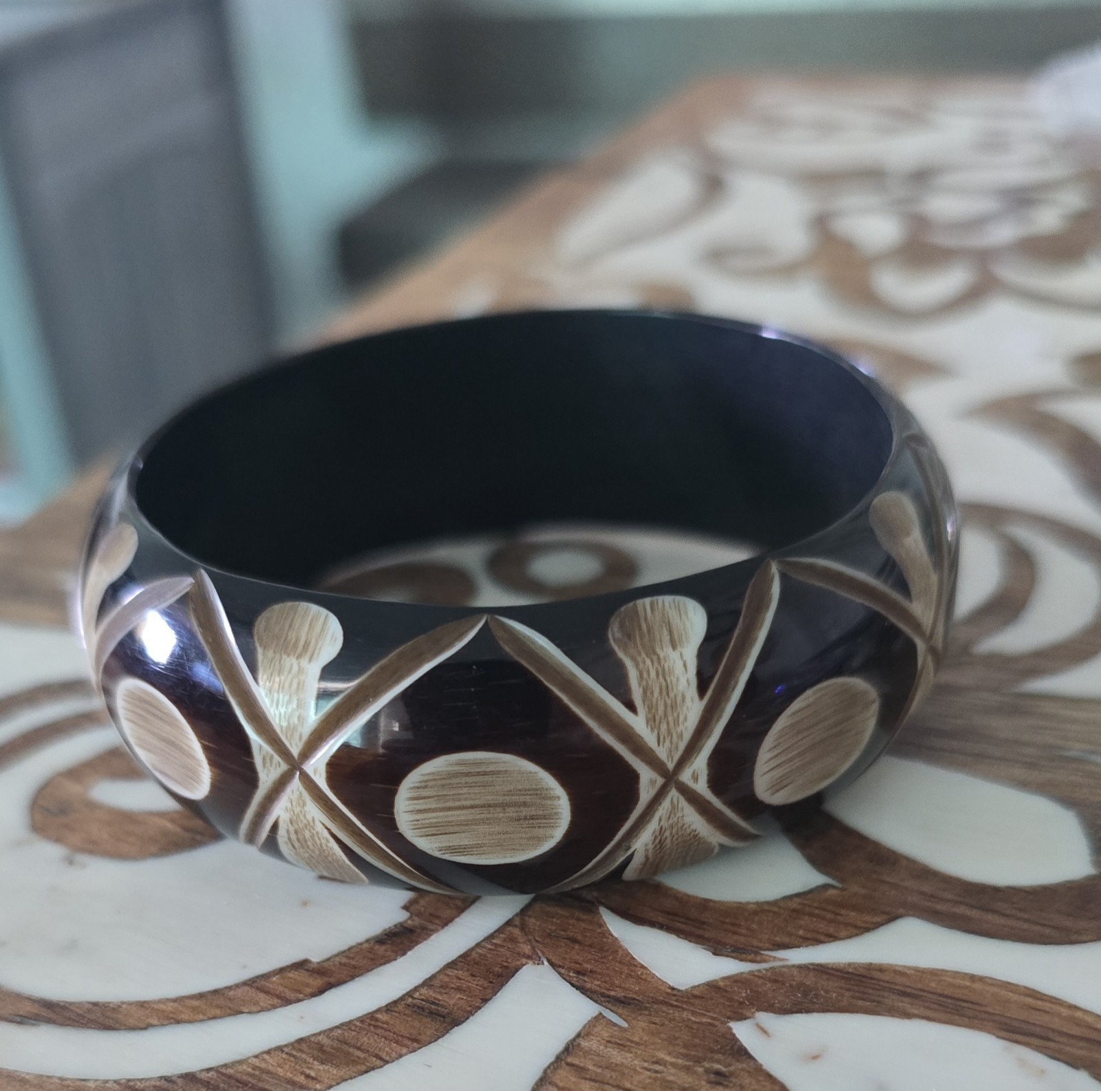 Vintage Carved Lucite Bangle Bracelet Dark Brown / Tan Boho Beautiful