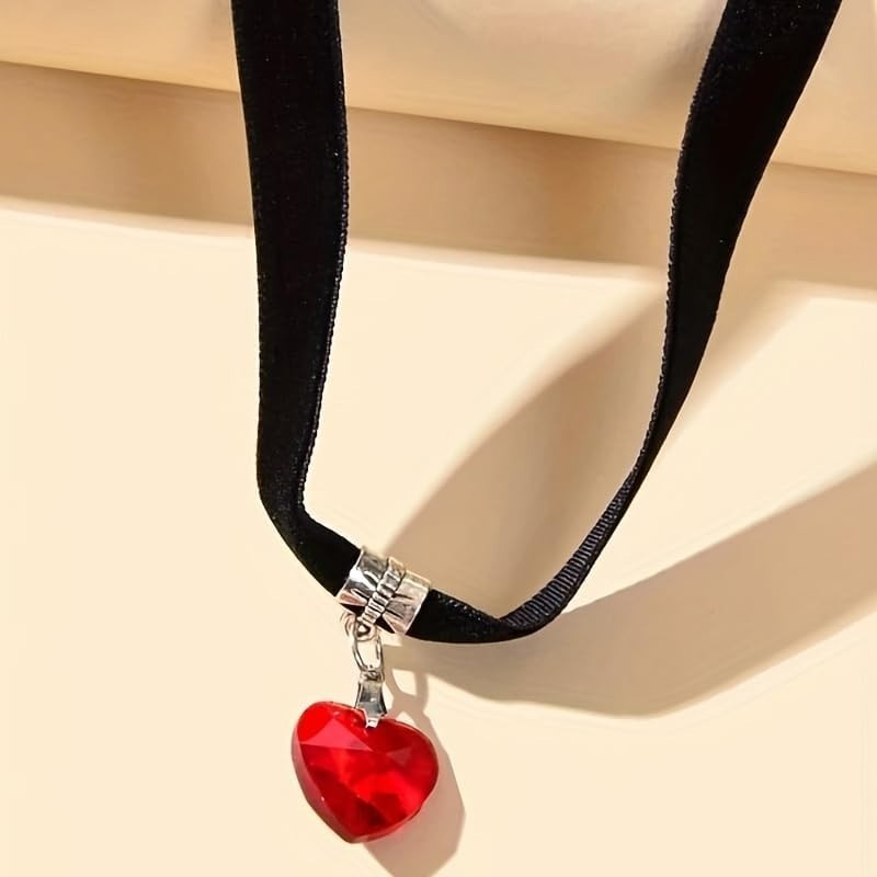 Fashion-Forward Adjustable Choker Necklace – Elegant Black Velvet with Red Heart