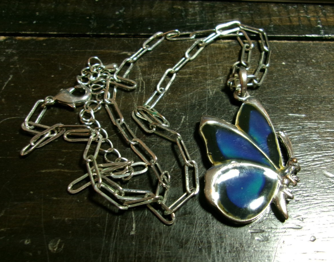 SILVER TONE BUTTERFLY MOOD PENDANT NECKLACE CHANGES COLORS W/HEAT & COLD