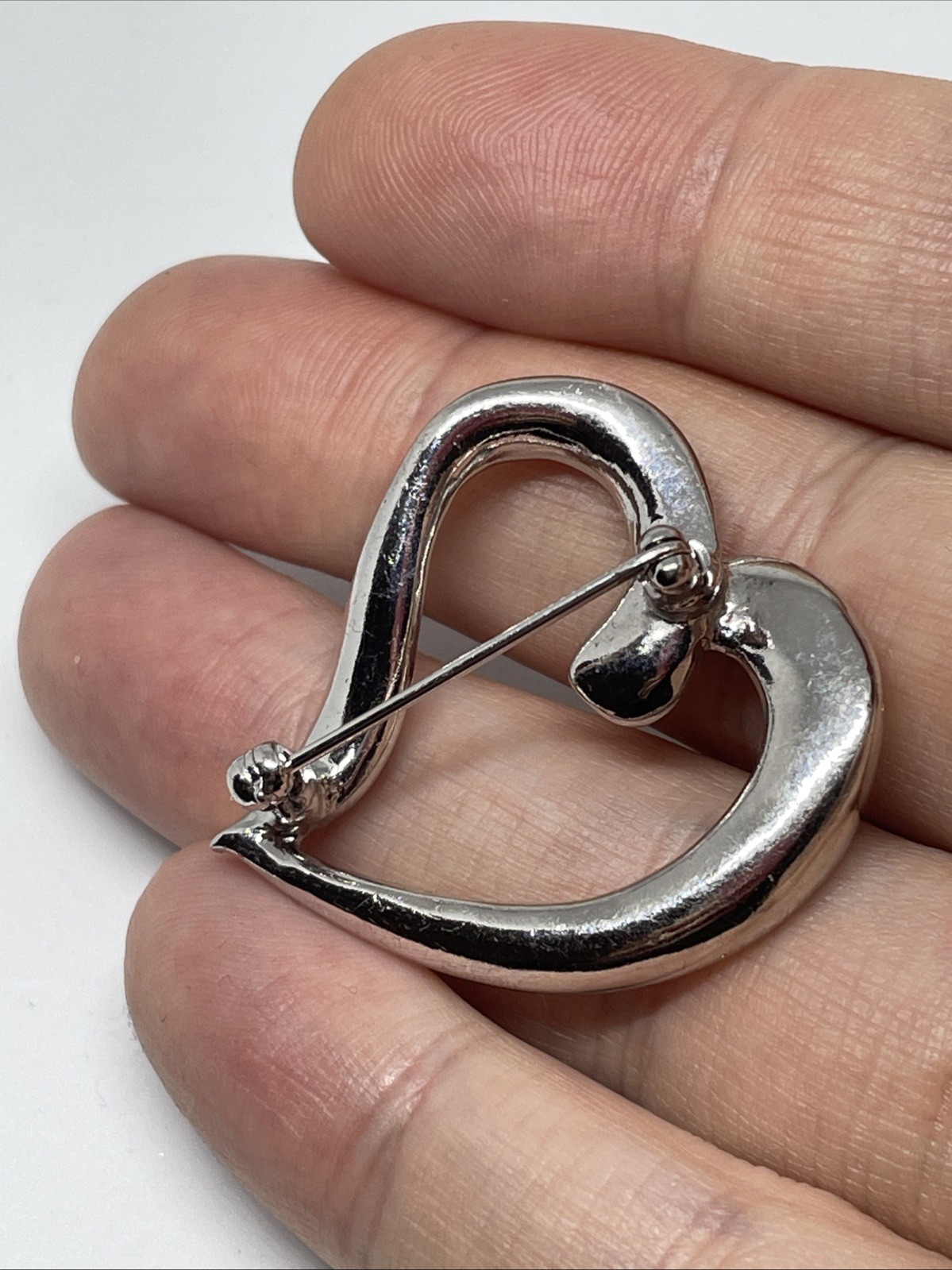 Silver tone brooch – Twisted heart – 3cm x 3.5cm