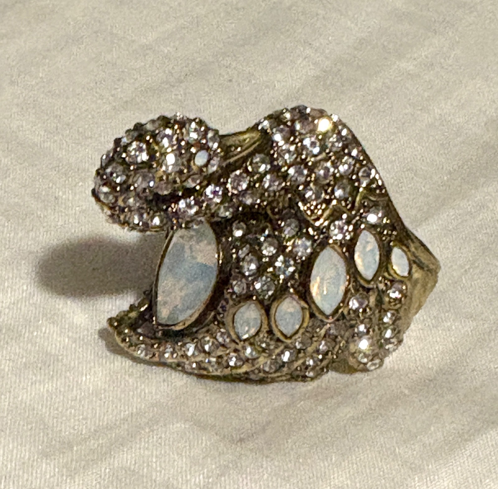 Heidi Daus gold crystal swan ring size 7 – Approx 17.5mm dia- great condition