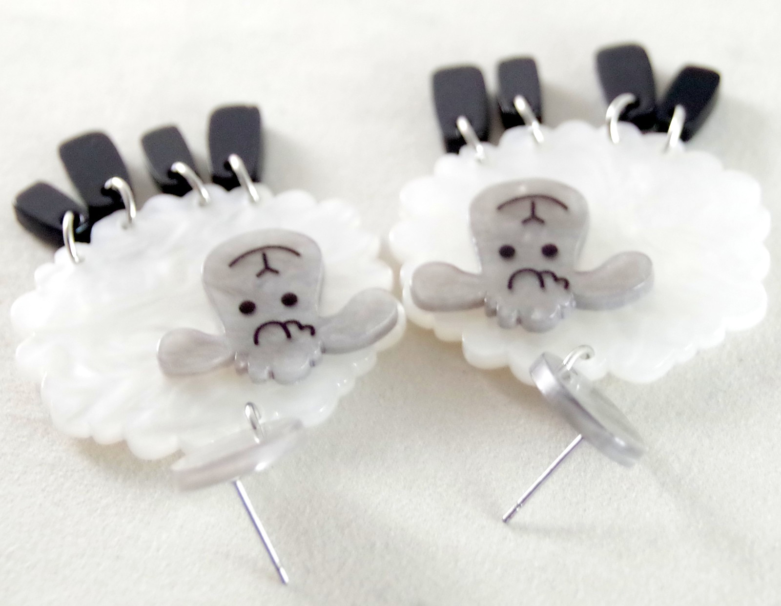 Cute! 2.25″ PEARLIZED LAYERED ACRYLIC SHEEP w/ DANGLE LEGS DROP DANGLE EARRINGS