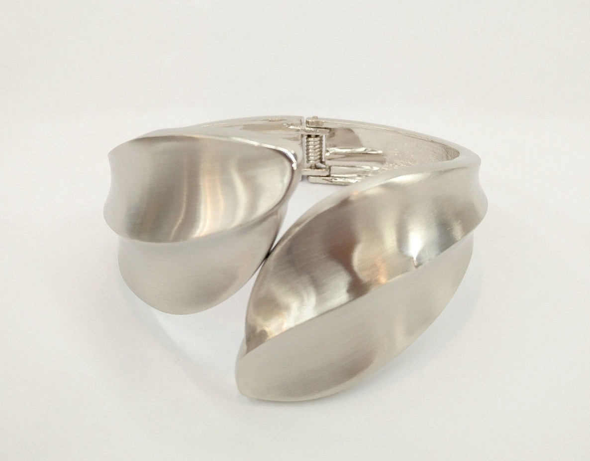 Fashion High Quality Matte Silver Plated Metal Hinge Closure Bangle Bracelet