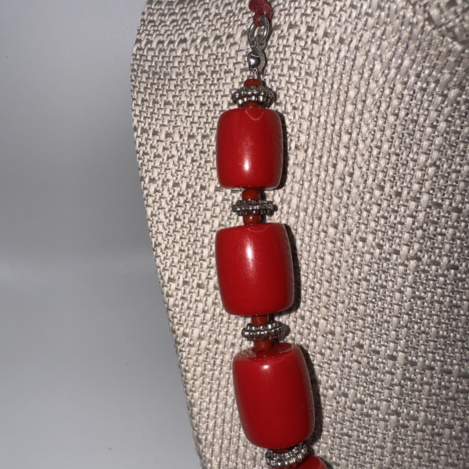 Retro 70’s Lipstick 1946 Red Bead Necklace Silvertone Lucite Chunky Classic