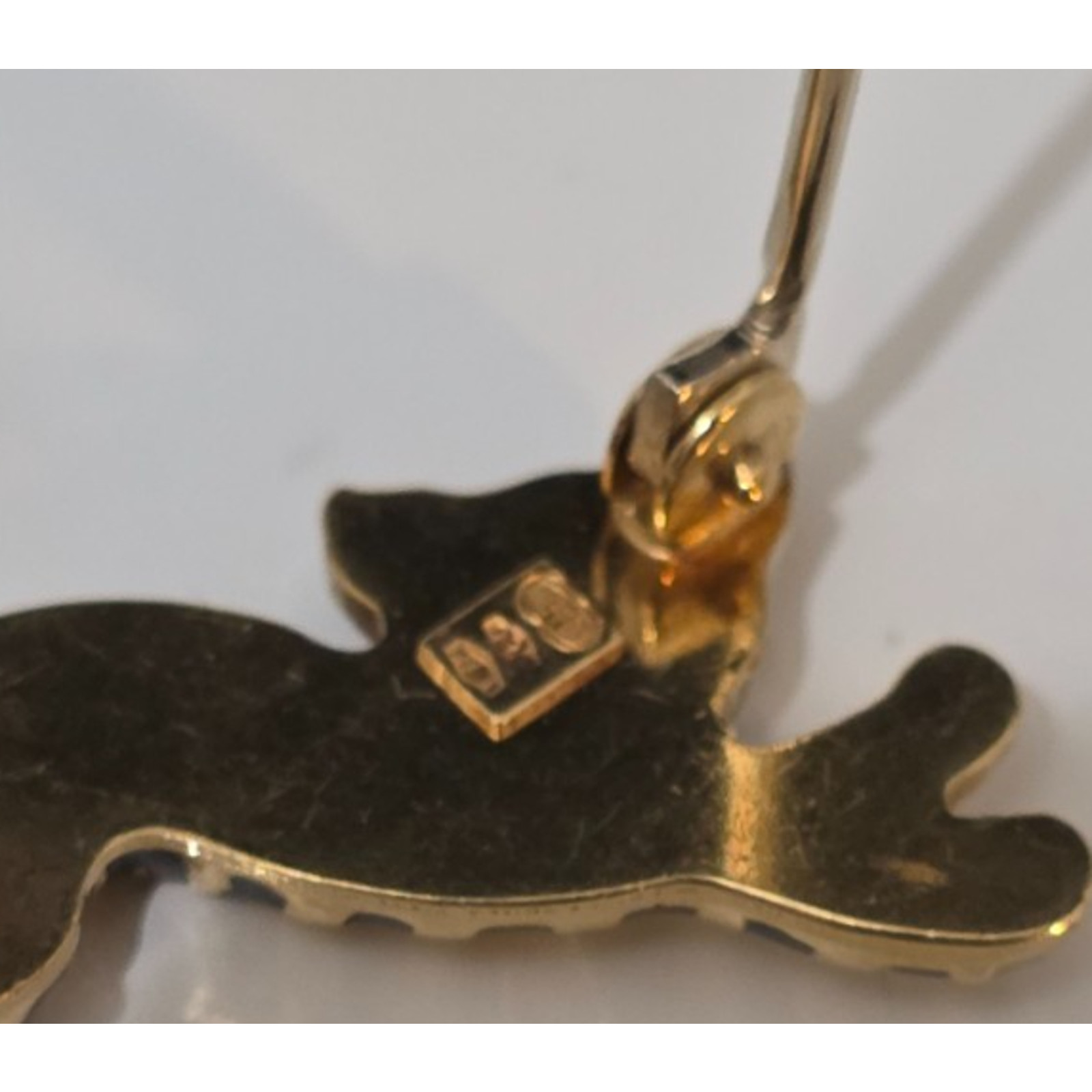 Vintage UNO-A-ERRE 18k 750 Gold 1 1/8″ Striped Cat with Green Eyes Unoaerre 3 gr