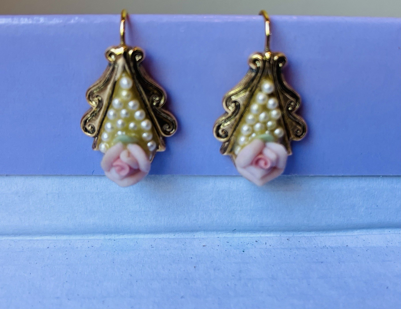 1928 Jewelry 16″ Gold-tone /Porcelain Rose/Simulated Pearl Necklace w/Earrings
