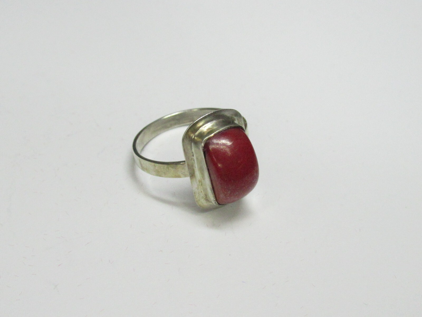 Women’s 925 sterling silver ring, coral, 3 gr., size 7,5.