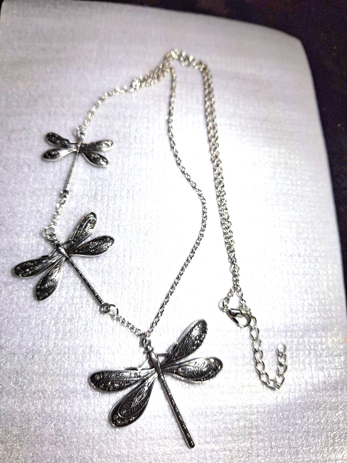 New Gorgeous 3 Dragonfly Pendant Necklace~Silvertone~26″ Chain~See Pics~ #1946
