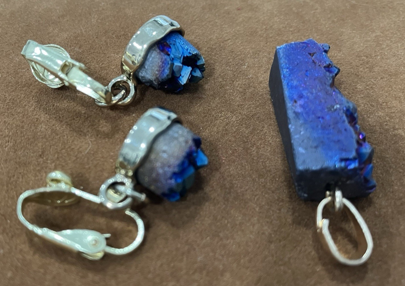 Unique! DRUSY DICHROIC QUARTZ blue/purple PENDANT & EARRINGS set in gold-tone