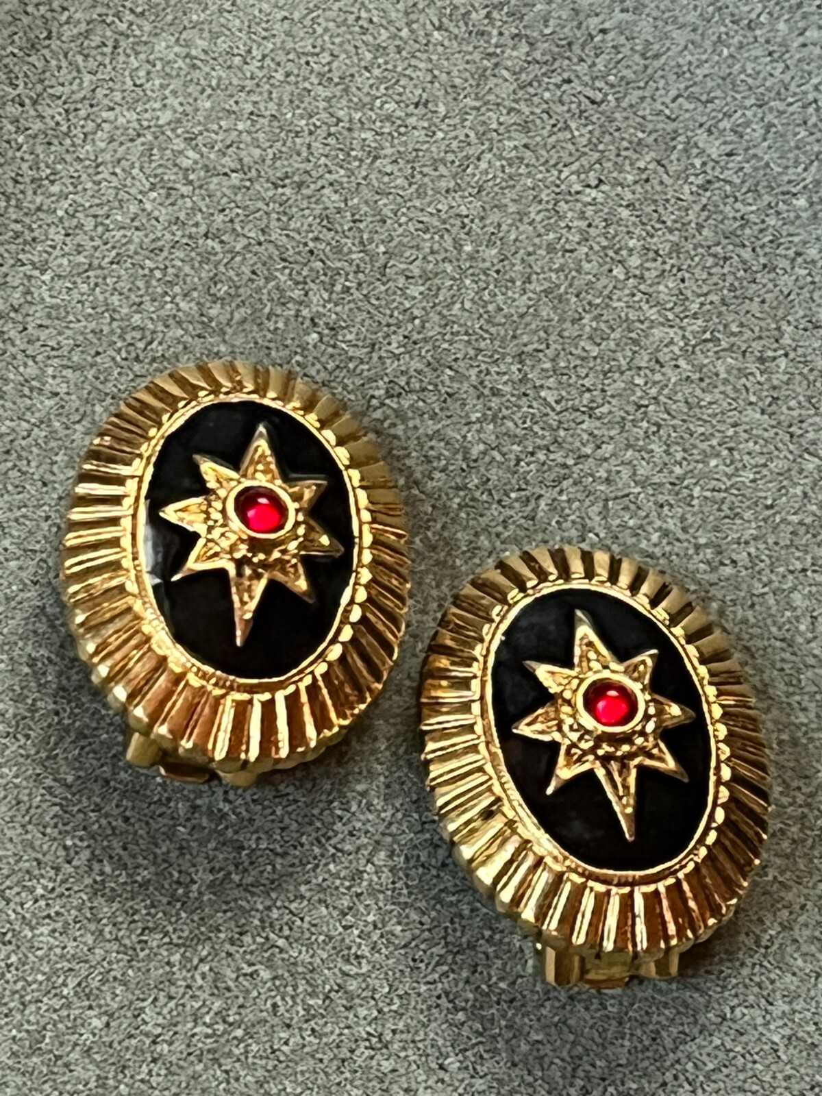 Black Enamel w Goldtone Star & Tiny Red Jelly Cab Oval Clip Earrings – 1 and 1/8