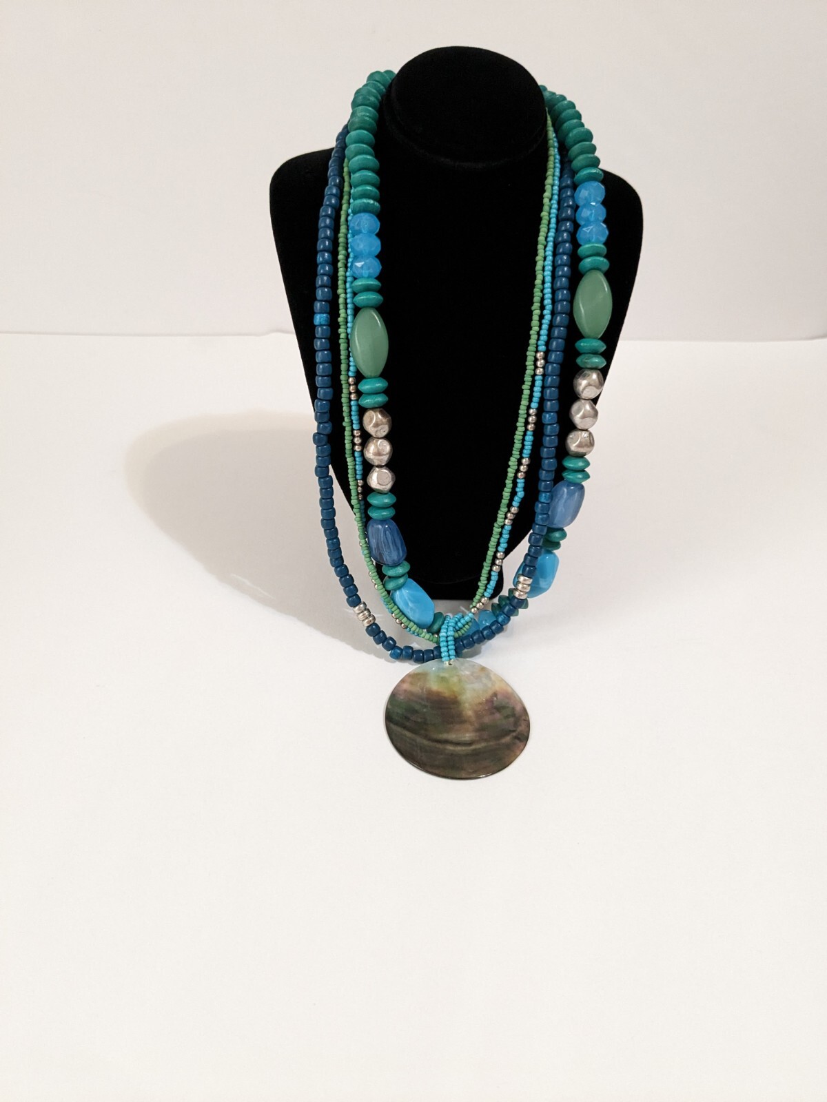 NY & CO Layered Acrylic & Wood Beaded Necklace, Shell Pendant 18″ Multicolored.