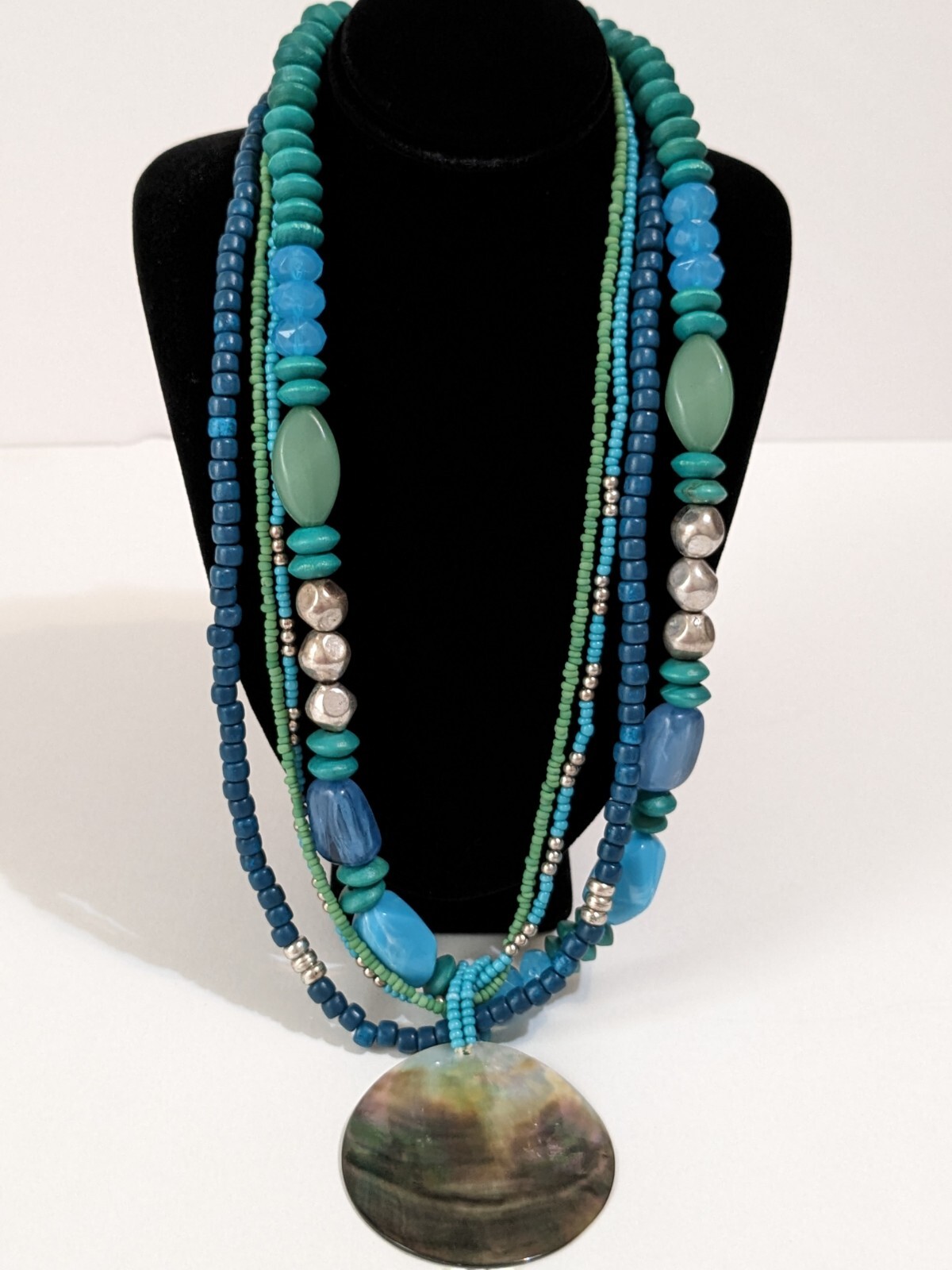 NY & CO Layered Acrylic & Wood Beaded Necklace, Shell Pendant 18″ Multicolored.