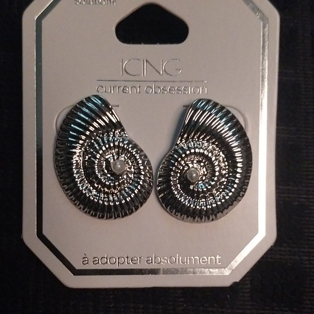 ICING Silver Seashell Stud Lobe Earrings Metal No Stone 0 Gemstones Undated