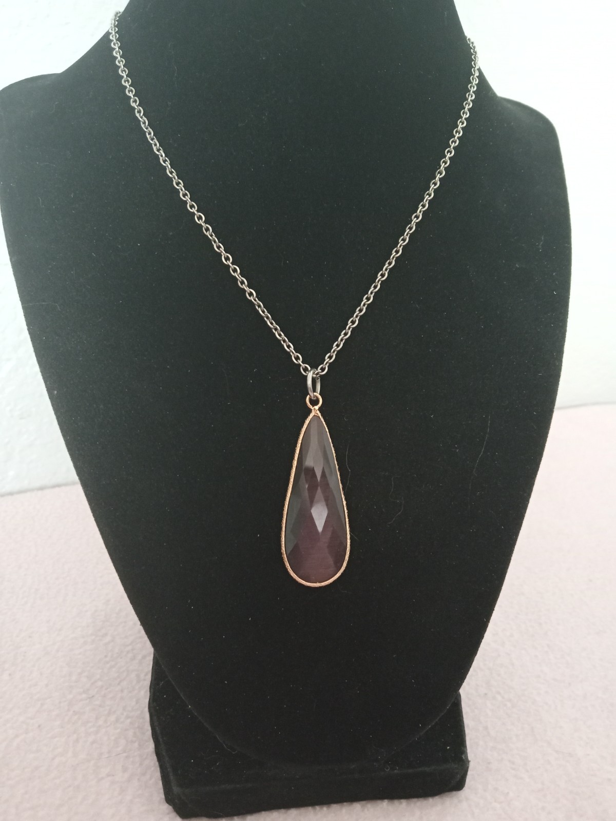 Faceted Purple Long Teardrop Stone Pentant framed in gold tone metal with chain