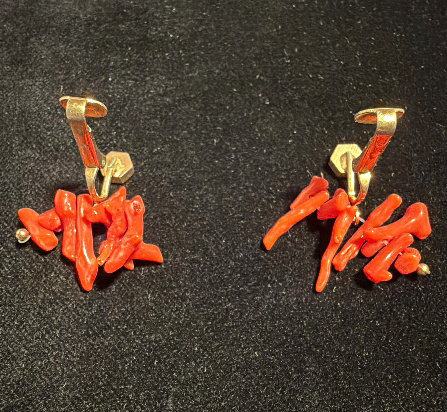 Gold Tone Red Coral Chip Stone Dangle/Drop Clip-On Earrings Pair