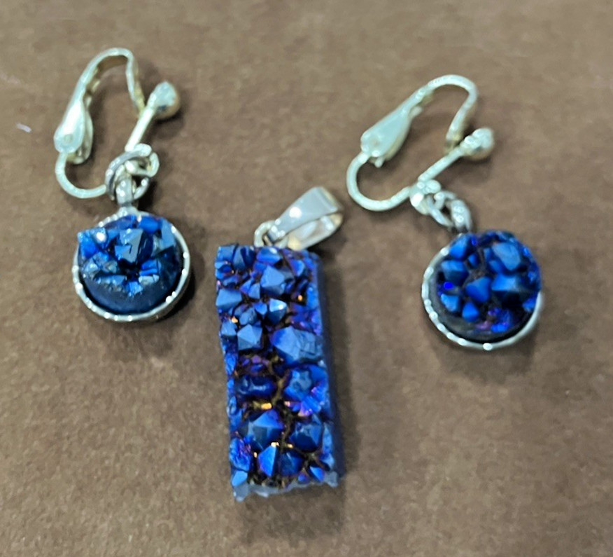 Unique! DRUSY DICHROIC QUARTZ blue/purple PENDANT & EARRINGS set in gold-tone