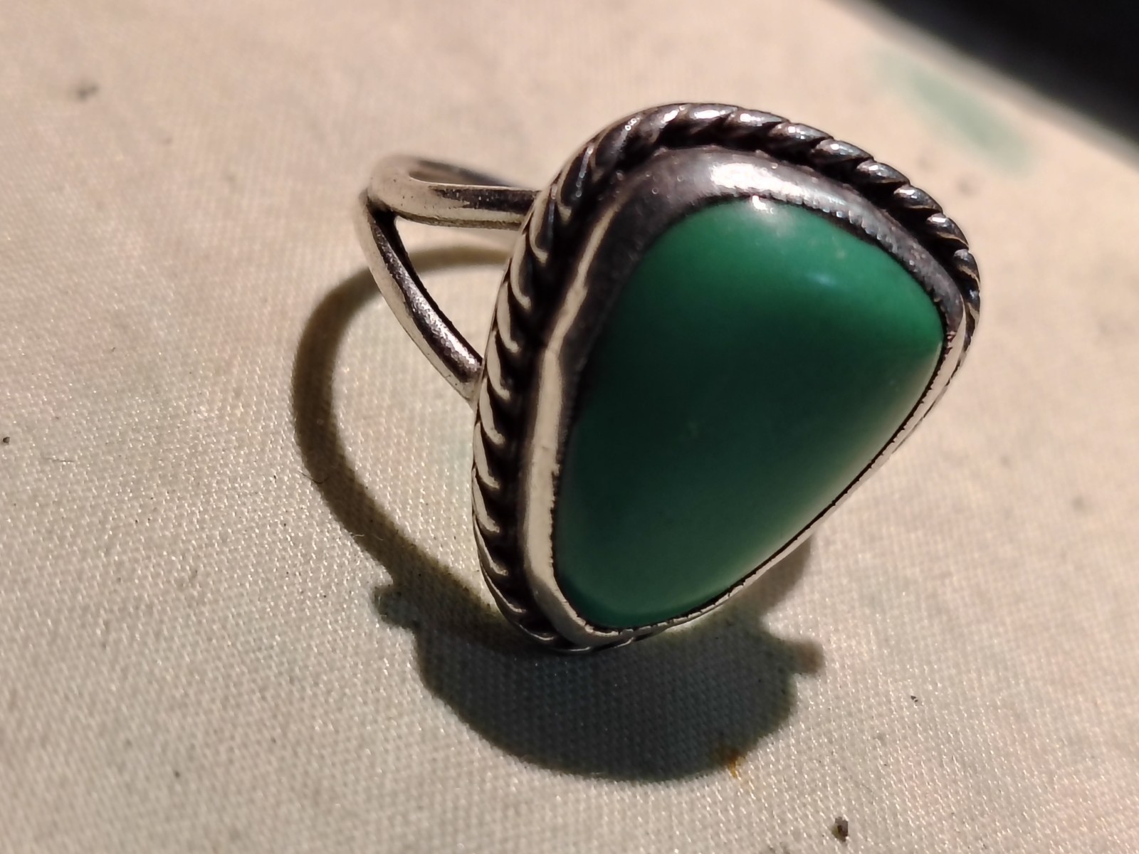 925 Silver Cocktail Ring Green Triangle Stone Bezel Set Size 6 Pre-Owned