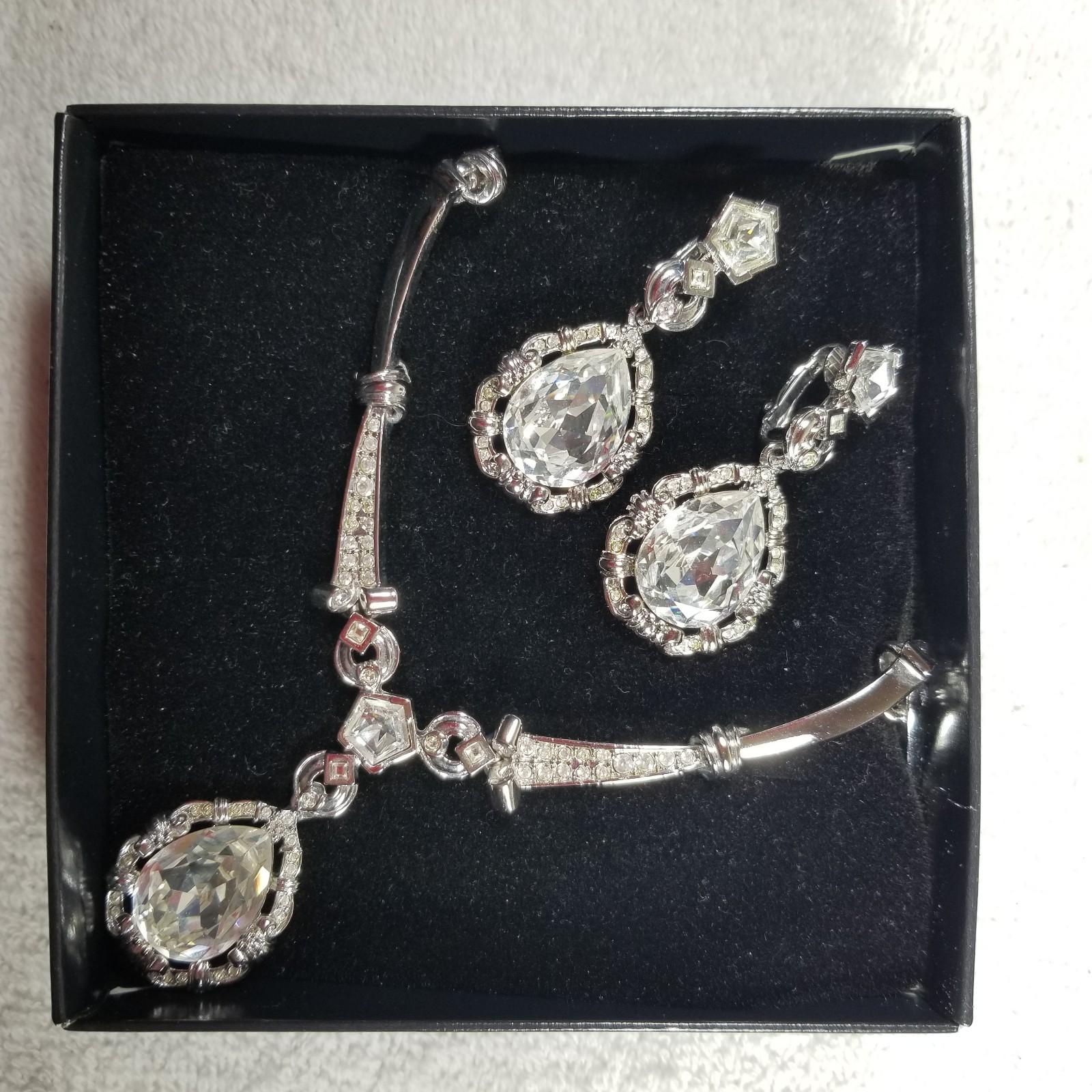 Avon Smithsonian Marie Antoinette Pendant 16 1/4” Necklace Clip Earring Set VTG