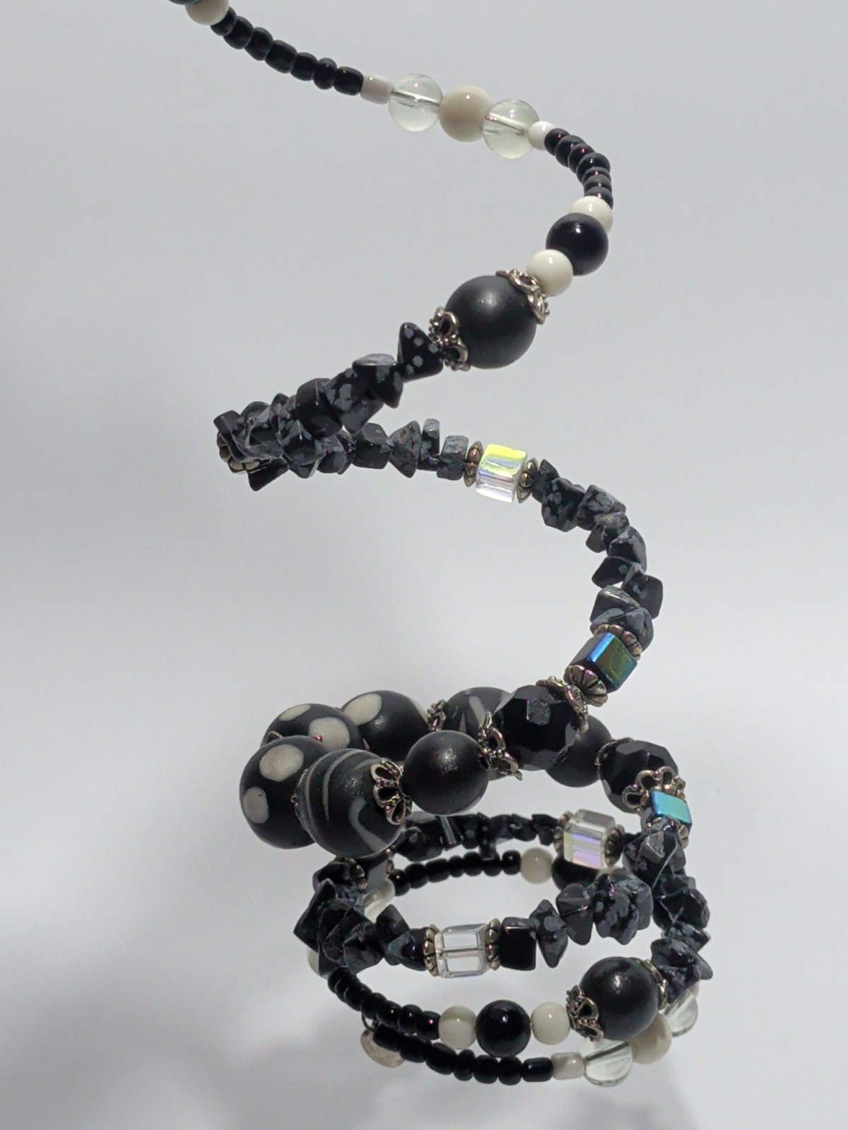 ✨Fashion✨Hand Crafted BLACK and WHITE Memory Wire Wrap BRACELET Glass BEAD Beach